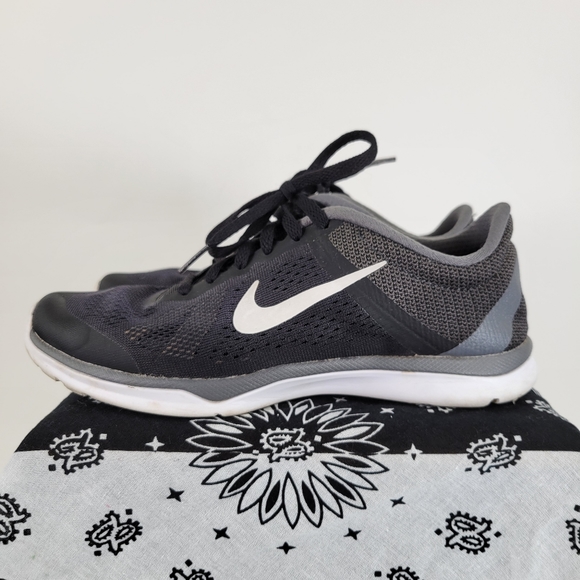 Nike training shoes black white 6.5US - Picture 3 of 9